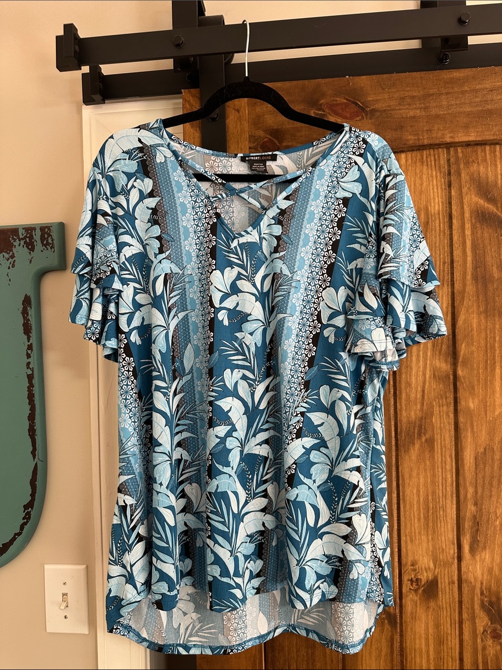Robert Louis Women’s Blue Floral Short-Sleeve V-Neck Top